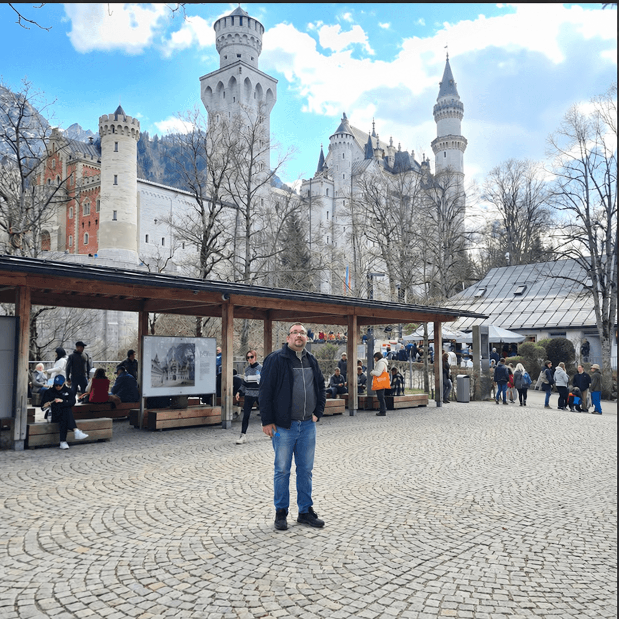Danilo Vučković stoji ispred dvorca Neuschwanstein, dok su drugi posjetioci u pozadini.